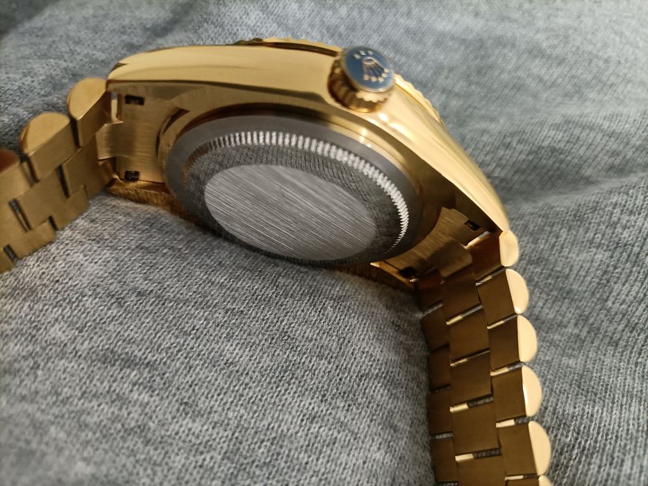 Relógio dourado automático