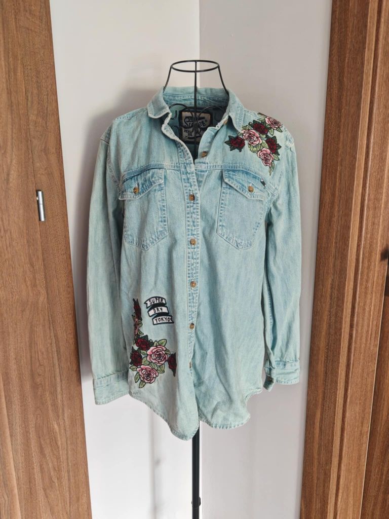 Superdry – Niebieska jeansowa koszula oversize z haftowanym wzorem