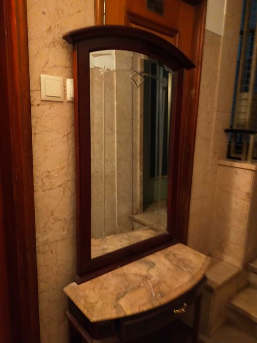 Móveis usados a precisar de pequenos reparos mas em bom estado.