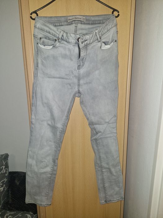 Szare jeansy skinny