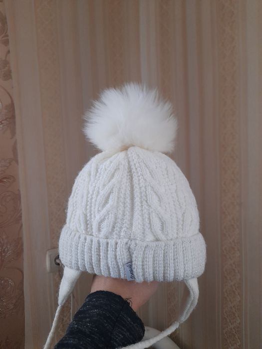 Біла тепла шапочка для дівчинки