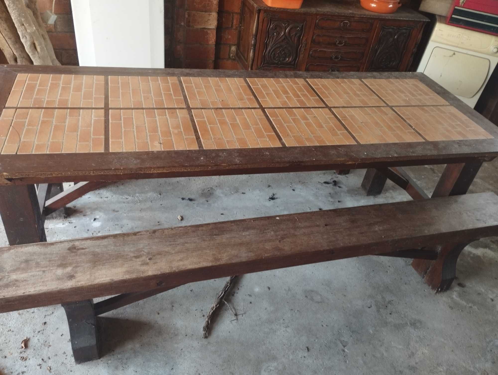Mesa de madeira com azulejo feita á mão