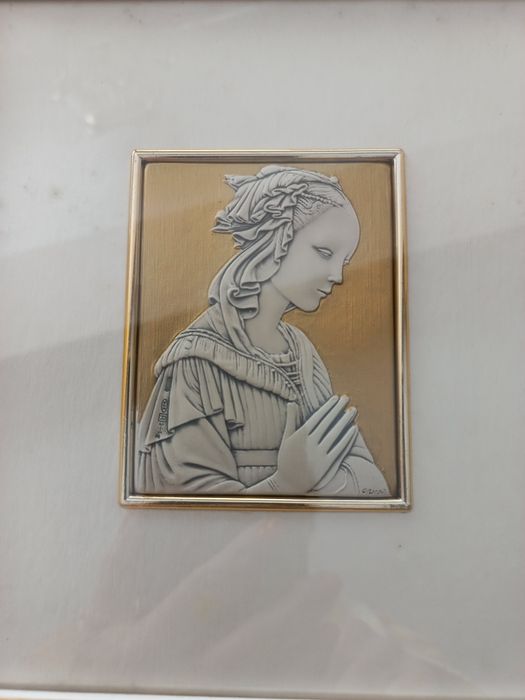 Quadro em tons de branco e dourado com moldura lacada