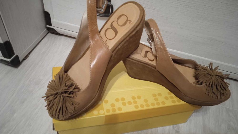 Женские босоножки