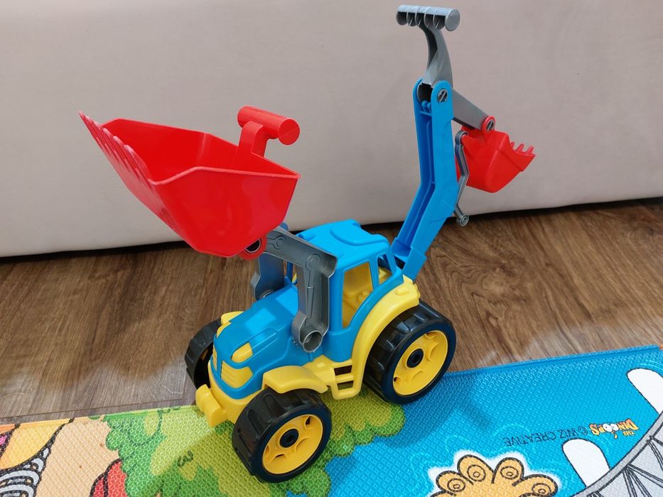 Дитяча іграшка синій трактор