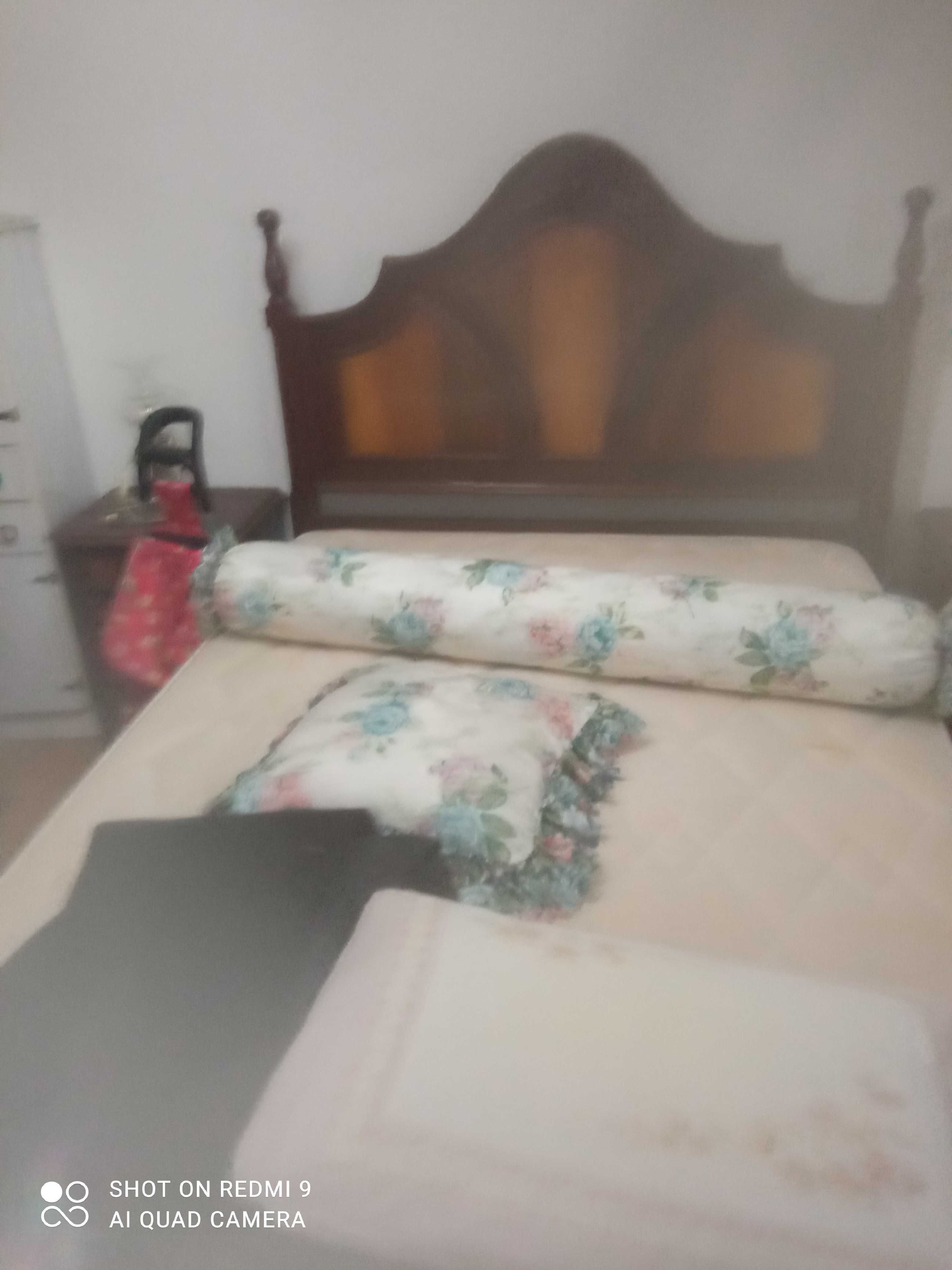 Mobília de quarto,cama cómoda roupeiro mesinhas de cabeceira,cadeira