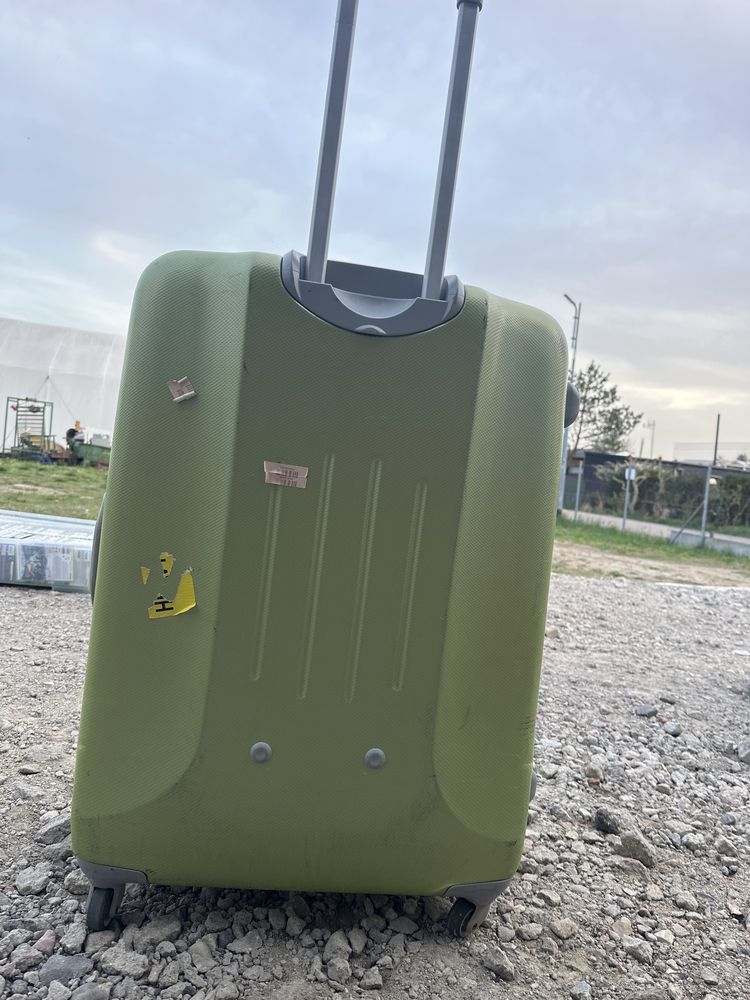 Transport wniesienie zadbana duża walizka solidna