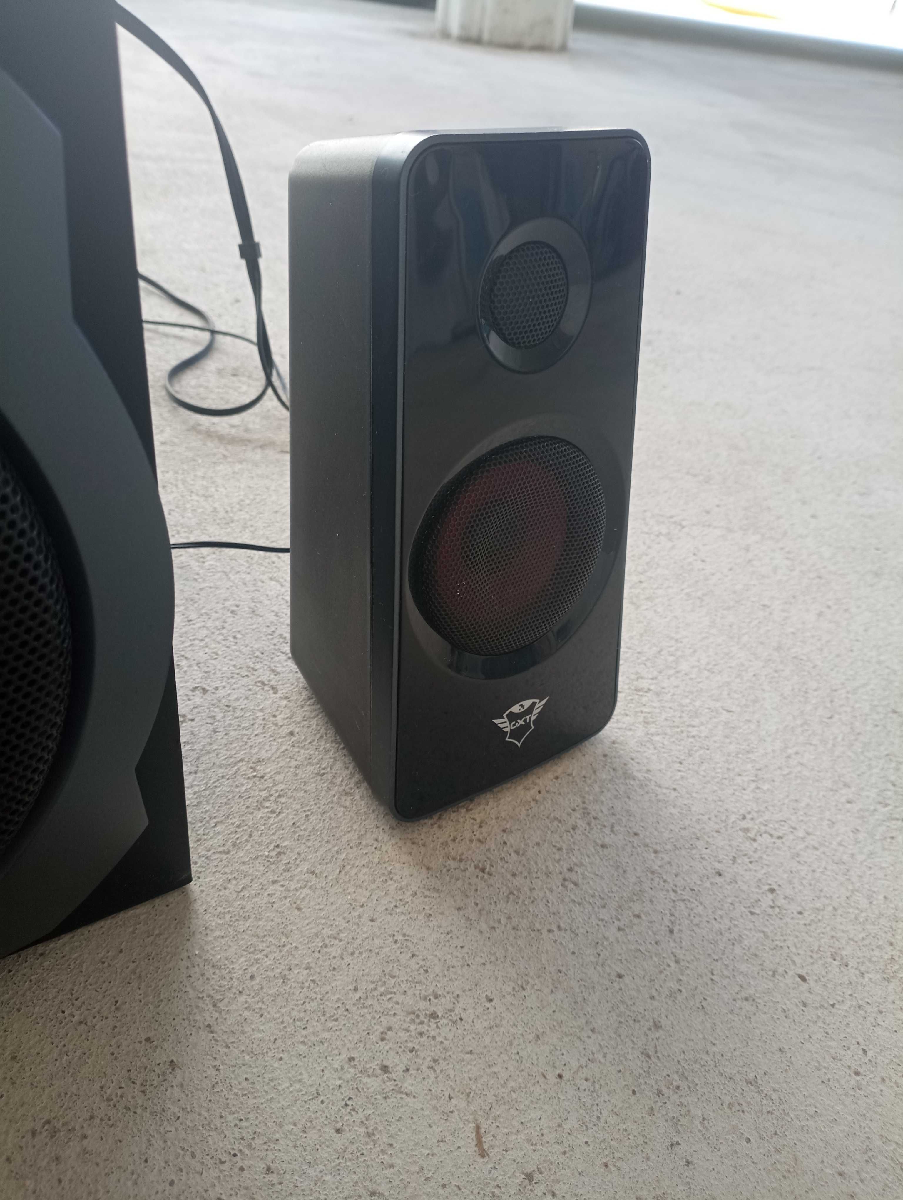 Conjunto de colunas e subwoofer 2.1 com controlador de volume manual