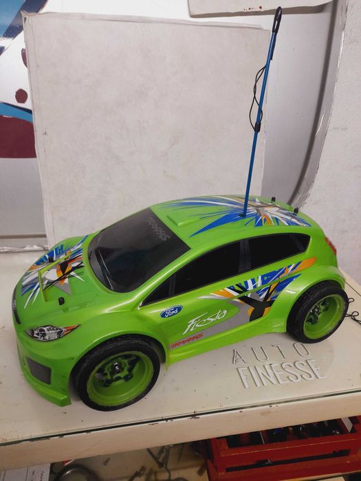 Carro telecomandado escala 1/16