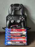 Zesatw gier na konsolę PS4 stojak dwa pady
