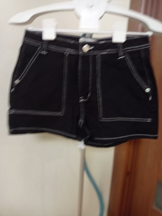 Чорні шорти з білими нитками