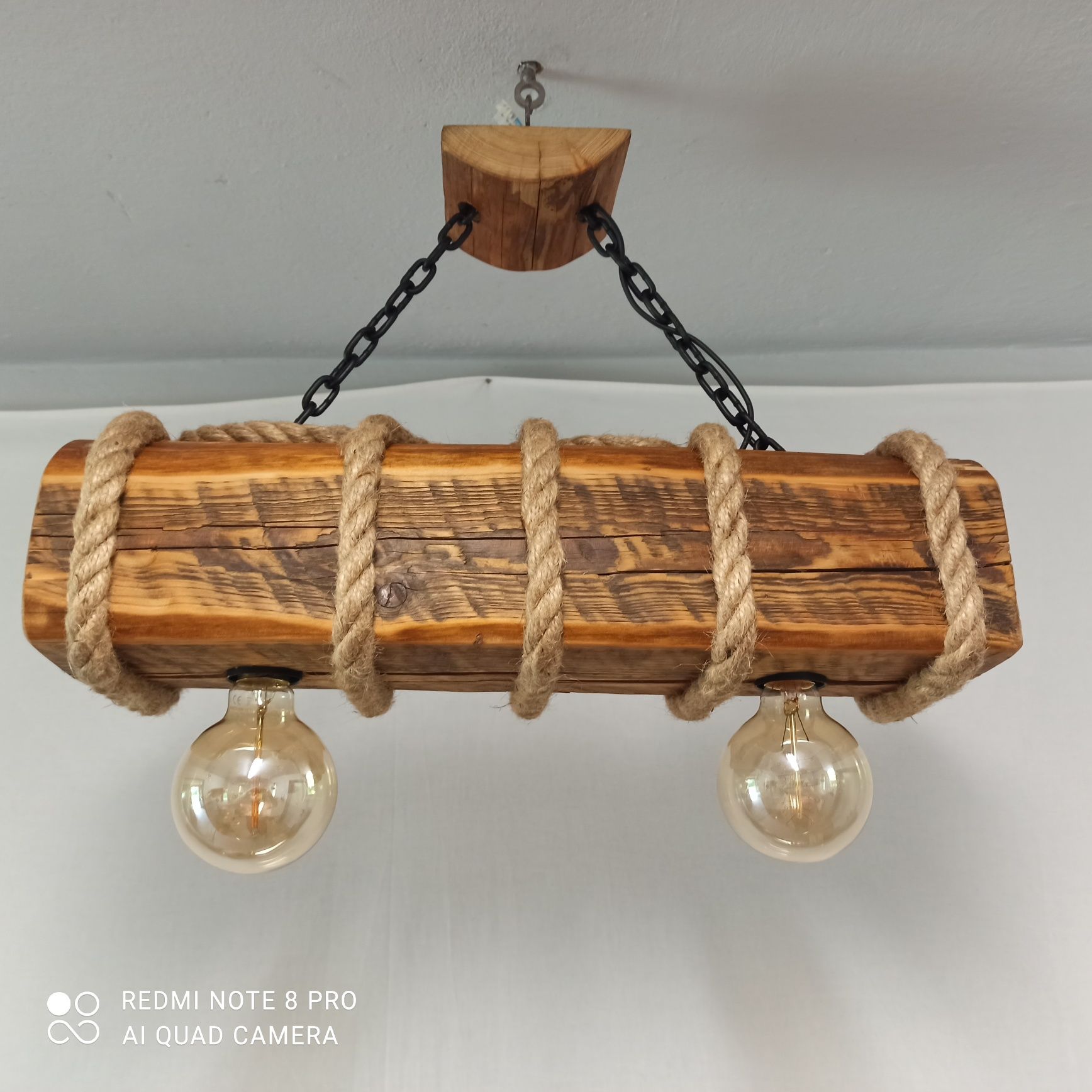 Lampa ze starej belki w stylu rustykalnym vintage loft