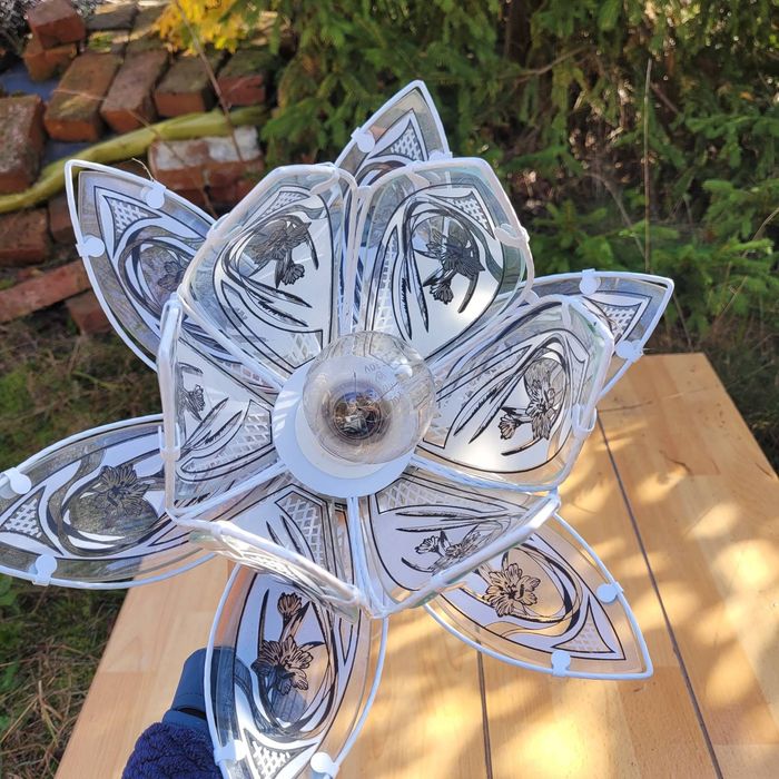 Biała lampa wisząca zdobiona