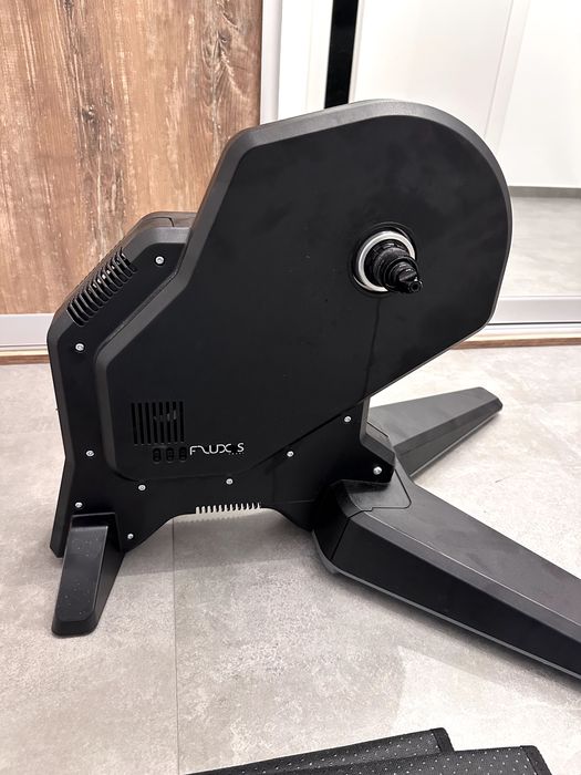 Trenażer rowerowy Tacx Flux S Smart + akcesoria (m.in. adapter)