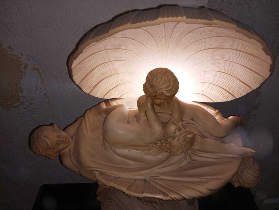 Estatueta antiga em resina com anjos e luz