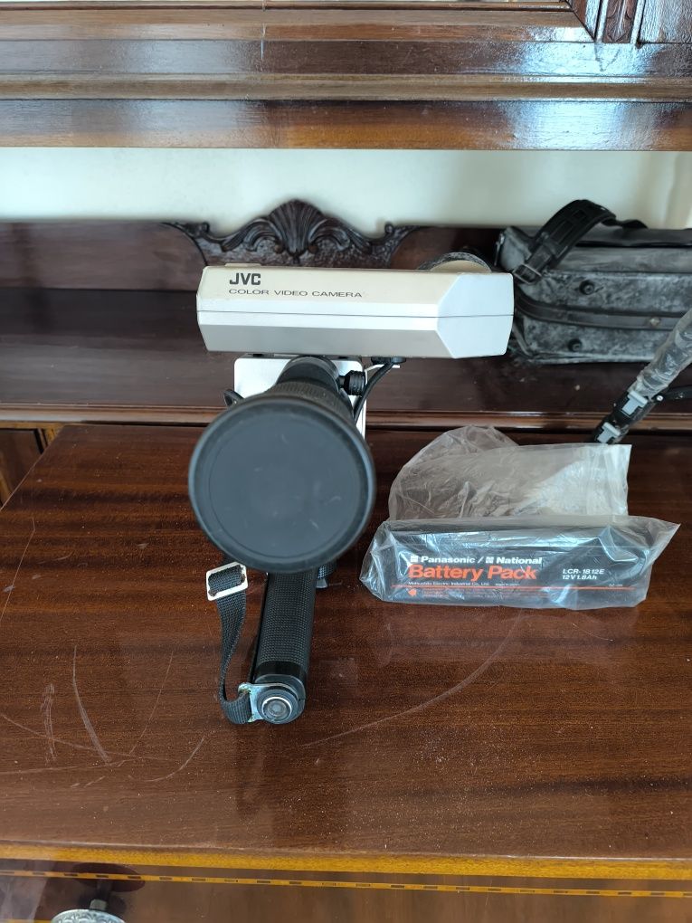 Câmera JVC, com tripé, bateria e bolsa de transporte