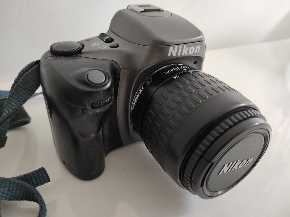 Máquina fotográfica Nikon Pronea 600i com objectiva Nikkor 24-70mm