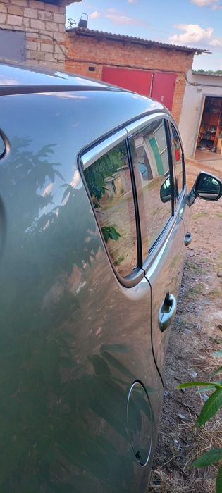 Чудовий автомобіль кросоверр.