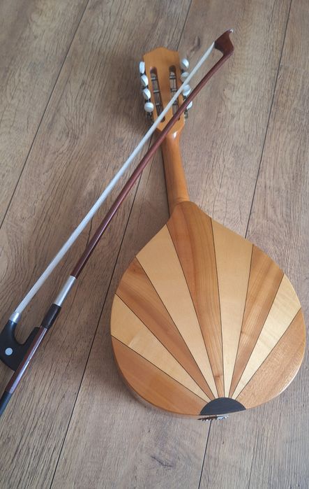 Мандоліна зі смичком і чохлом