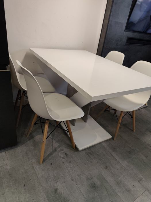 Stół + 4 krzesła+ stolik kawowy