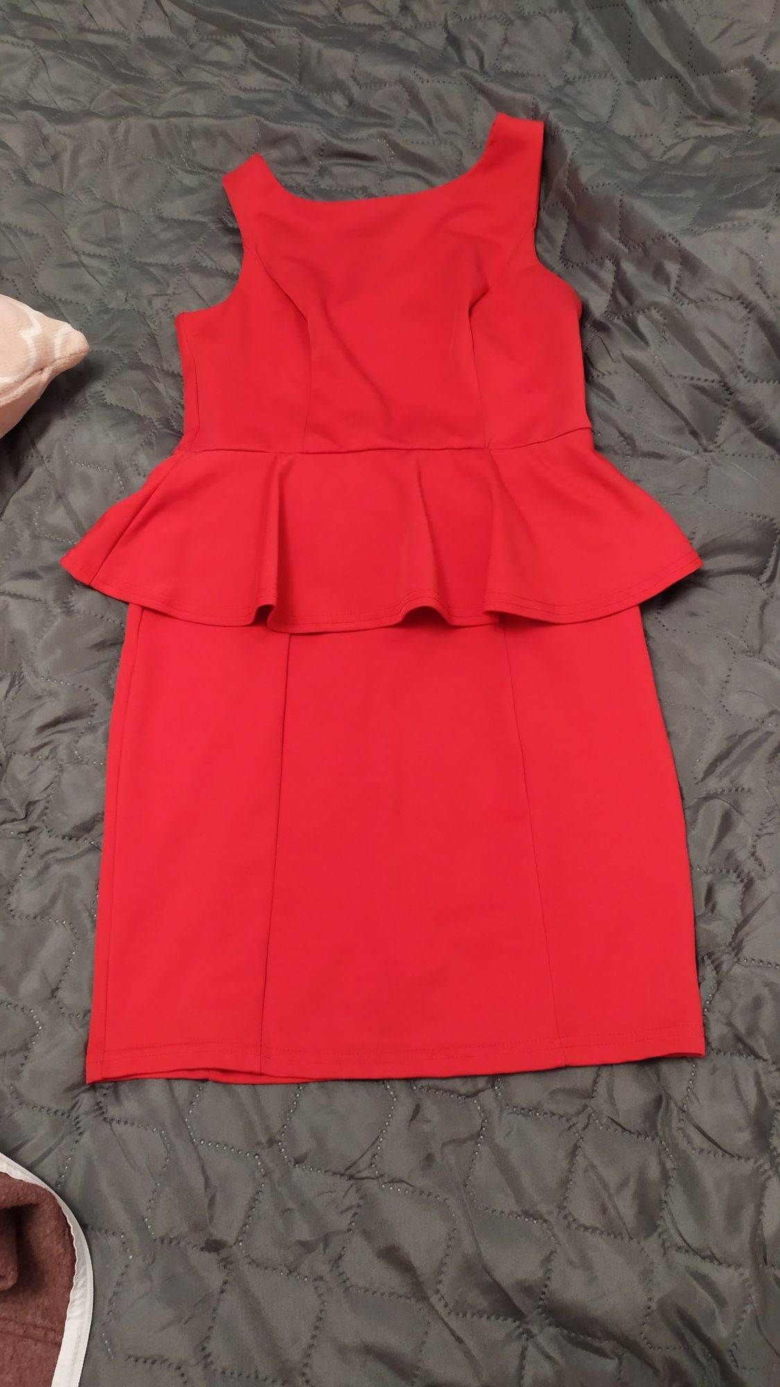 Sukienka czerwona z baskinką, rozmiar 38