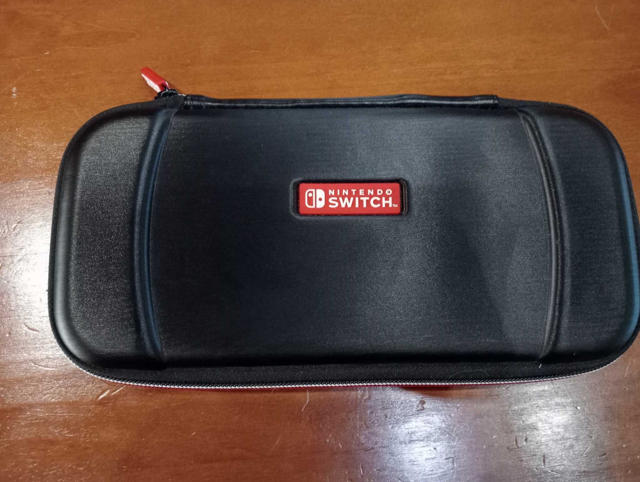 Nintendo Switch com capas para comandos e capa de transporte
