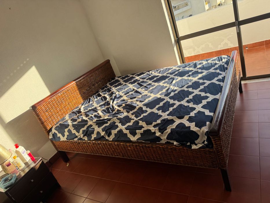 Cama de casal em ótimo estado com criado mudo e com móvel com gavetas