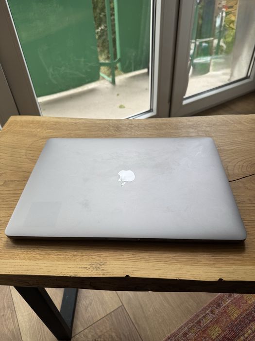 Macbook pro 15” 2019 intel core i7, 2,6GHz, 16GB RAM, SSD 256GB