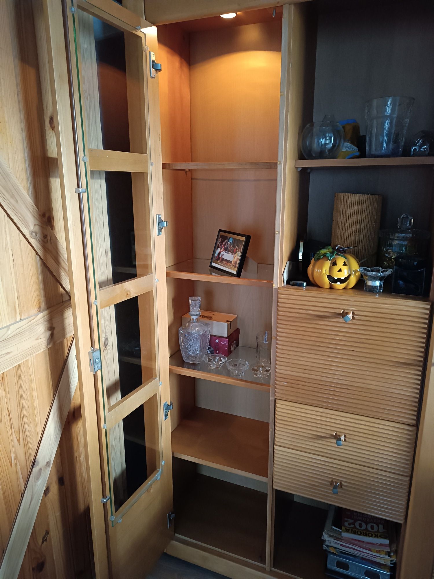 Komoda do salonu podświetlana