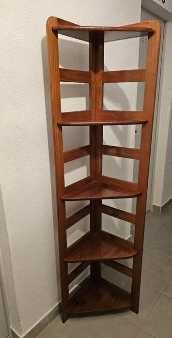 Estante de canto em madeira