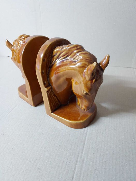 Suporte para Livros – Cabeças de Cavalo em Madeira Castanho Claro