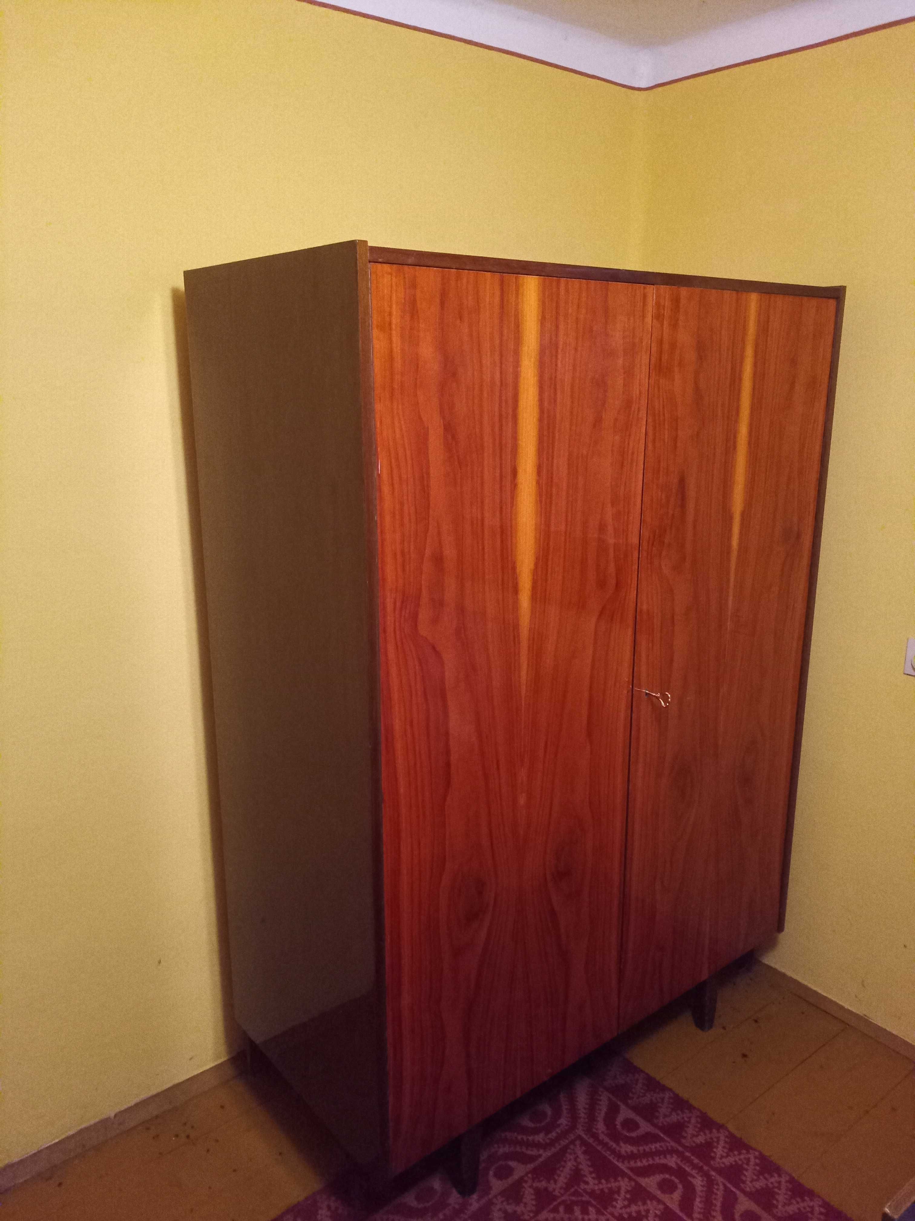 Szafa wolnostojąca lakierowana w stylu PRL