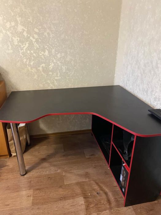 Кутовий стіл.