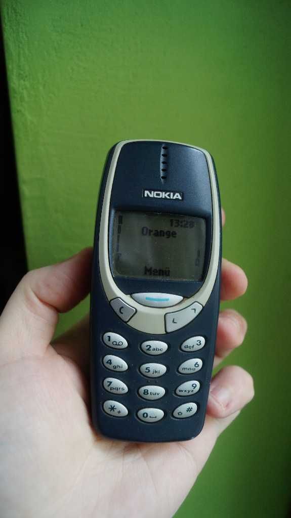 Klasyczny telefon Nokia 3310 z ładowarką
