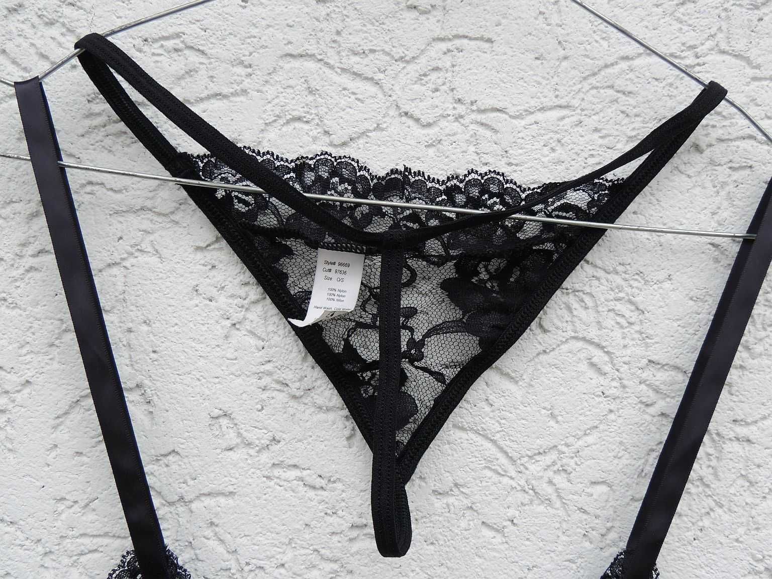 Gorset z podwiązkami i stringami *Risque* jak *Victoria’s Secret*  S/M