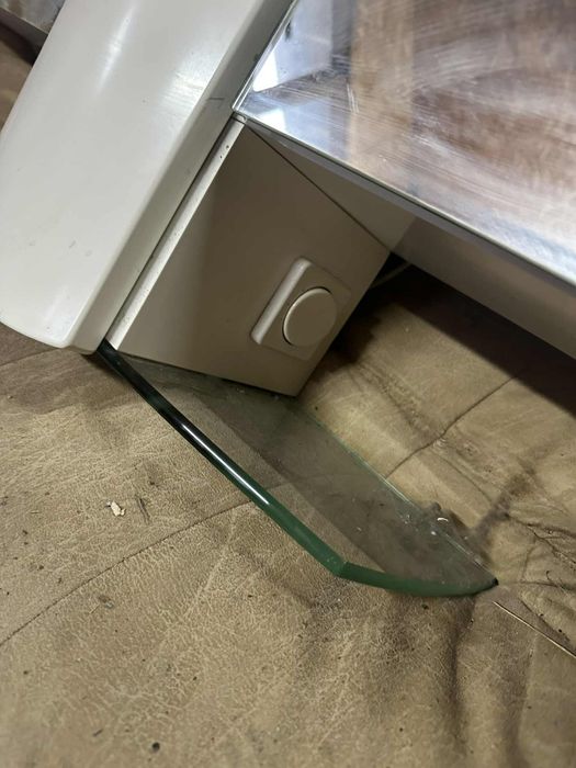 Szafka Łazienkowa z Lustrem, Podświetleniem i Zegarkiem – Praktyczna i