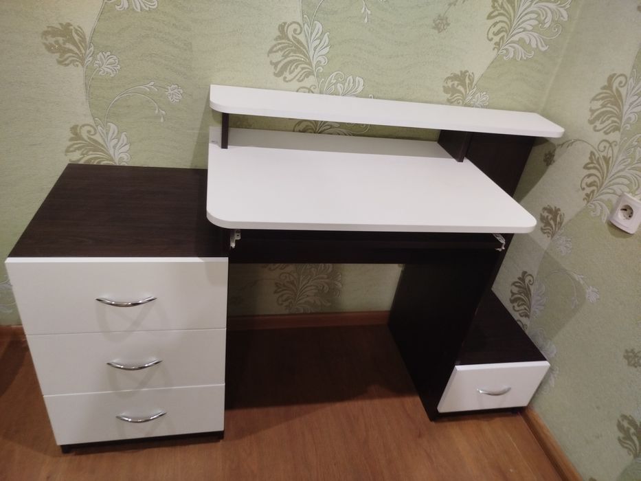 Стіл комп'ютерний,стіл письмовий.