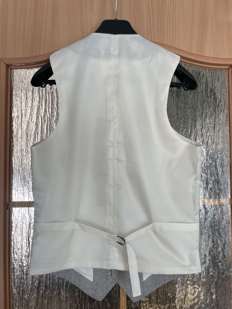 Elegancka szara kamizelka do garnituru Asos.
