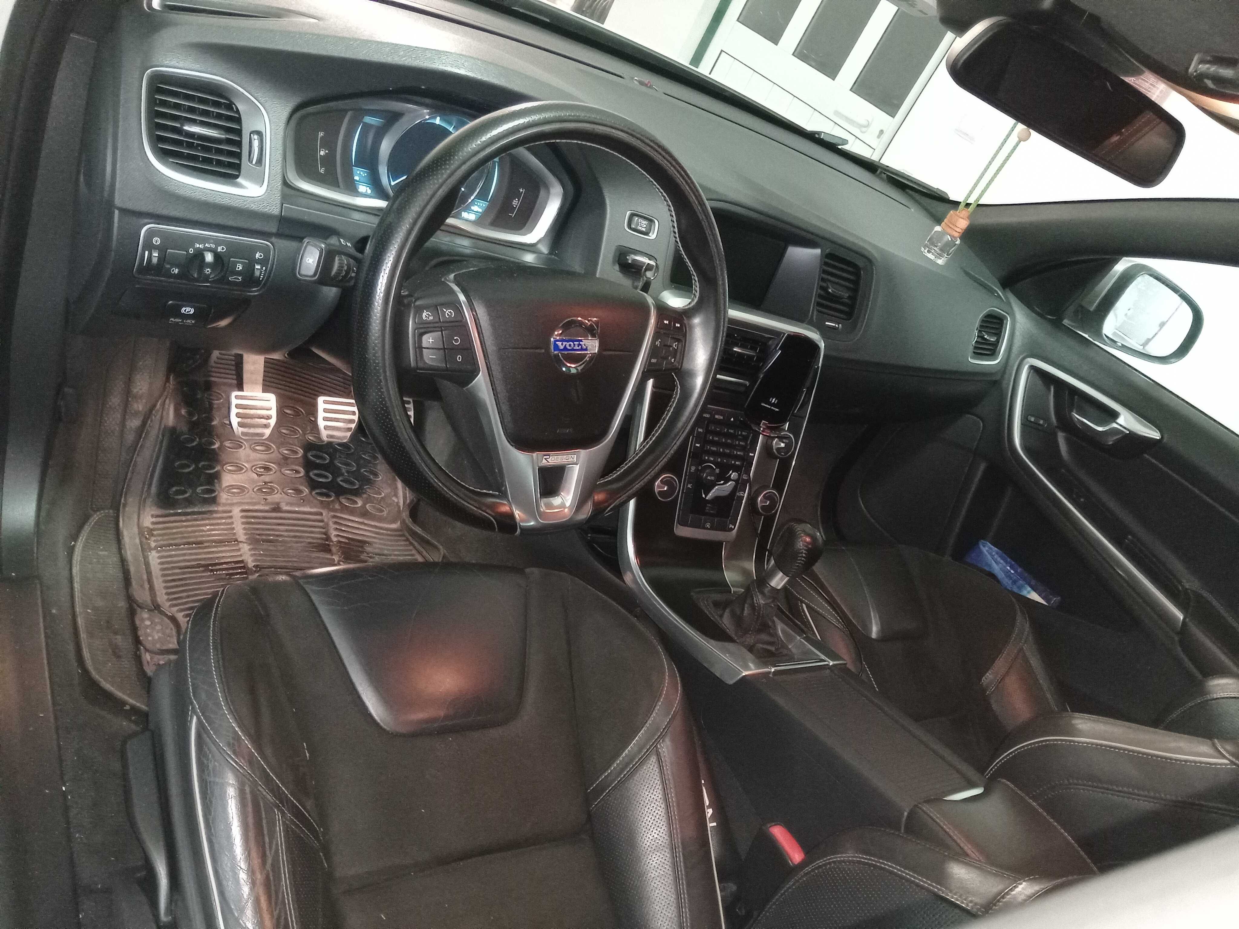 Volvo v60 R design D2 115cv 2014