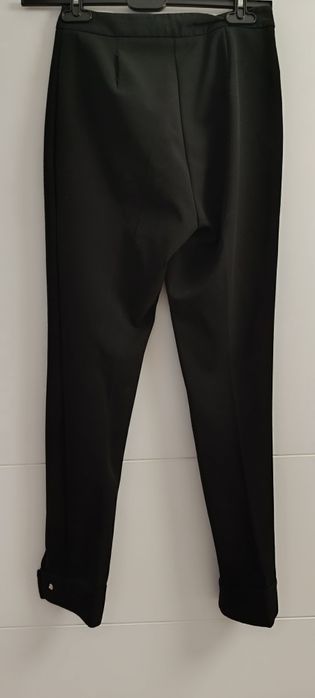 Calças Zara pretas. Tamanho L. Usadas. Botões de mola em dourado.