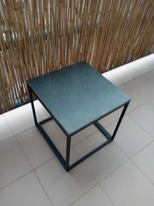 Stolik z grafitowym blatem pod kwiaty jak również na balkoni