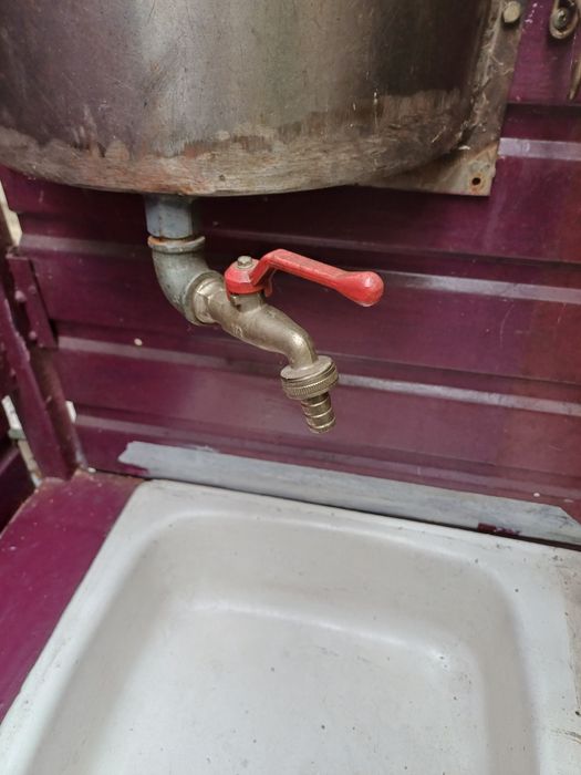 Мойка металическая с нержавеюшем баком.