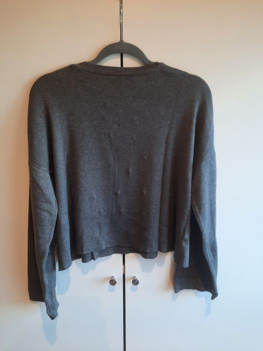 Camisola cinzenta com pérolas Tam.S da Stradivarius