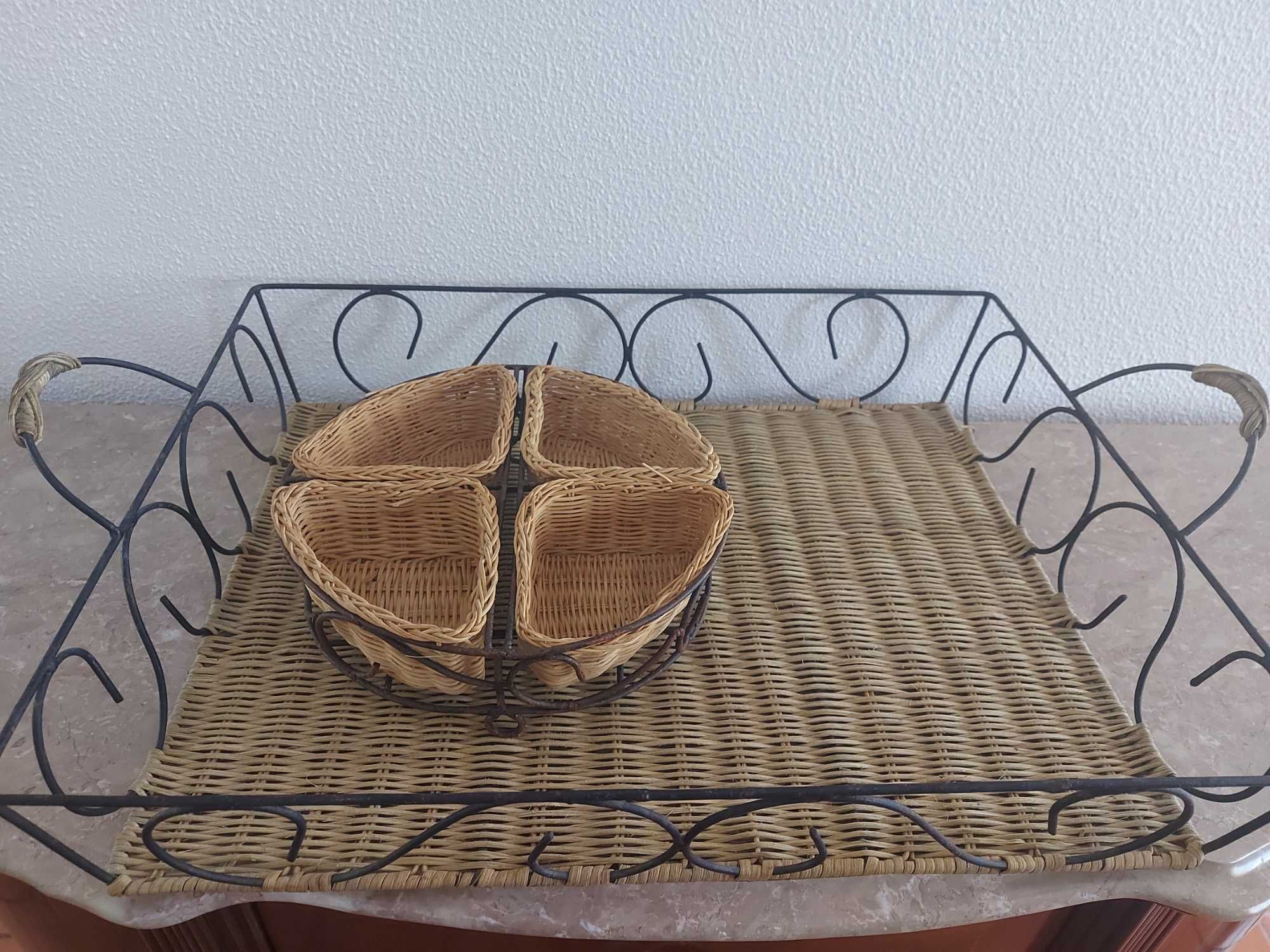 Conjunto em palhinha de tabuleiro e cesto para aperitivos