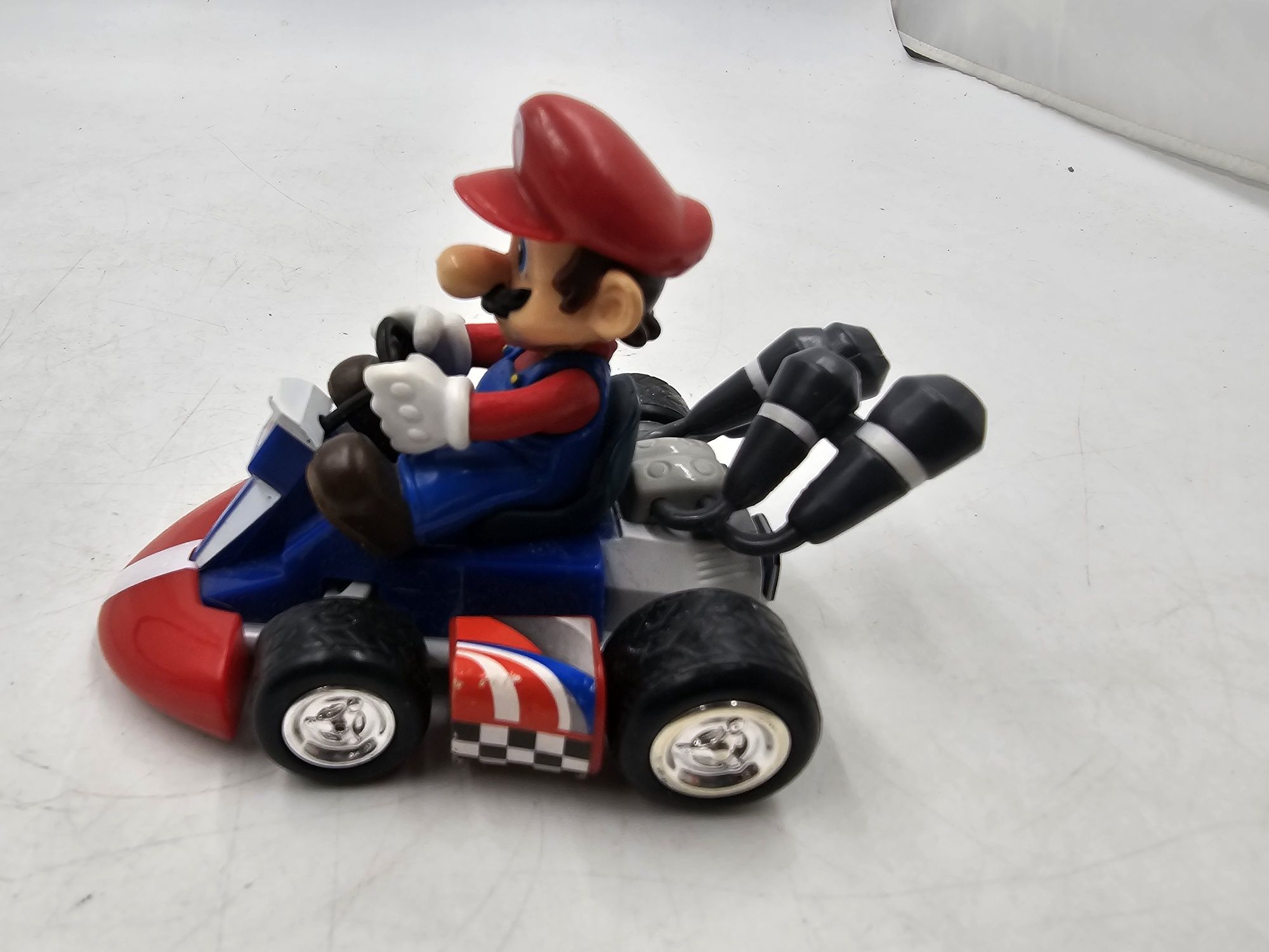 Super Mario figurka w samochodzie