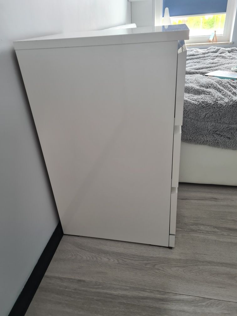 Wąska komoda na połysk