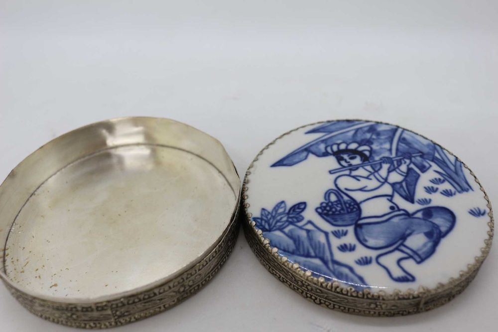Caixa em Porcelana e Prata Chinesa Azul e Branco Espelho Figura