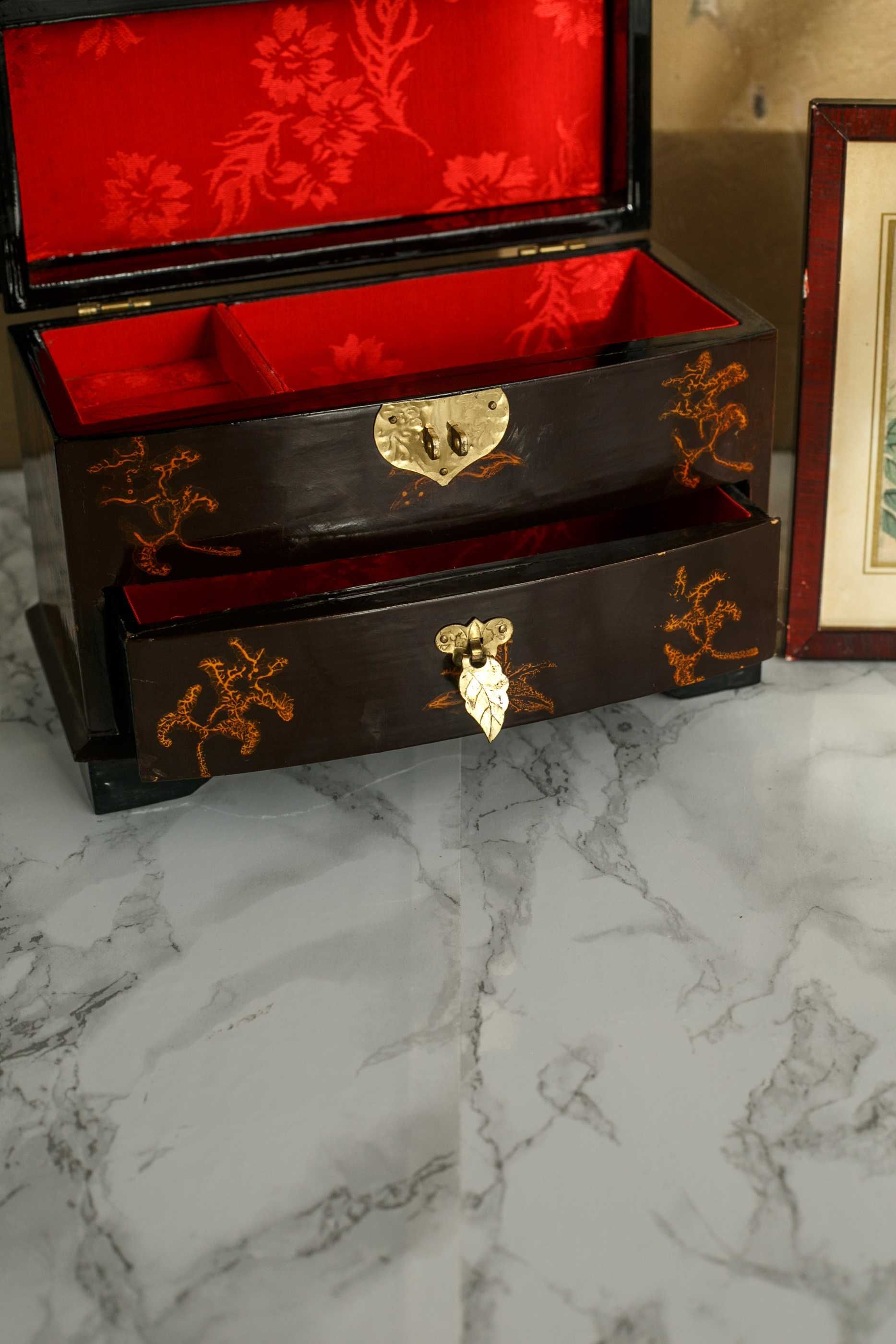 orientalna komódka na biżuterię z drewna i laki