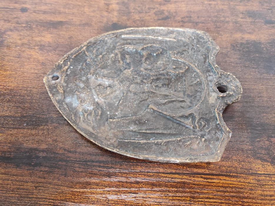 Mosiężny ryngraf z Matką Boską