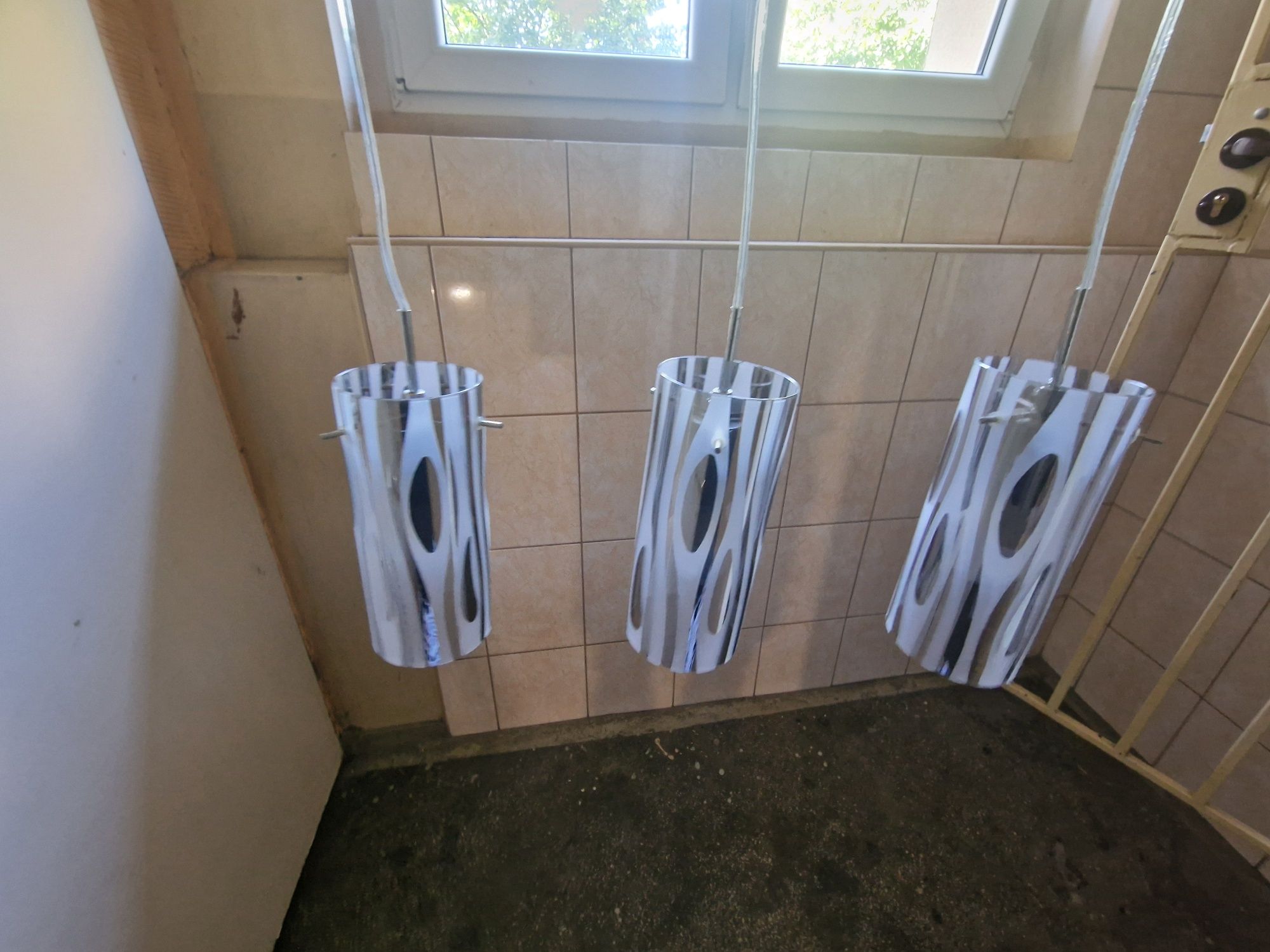 Lampa sufitowa listwa plus trzy klosze .